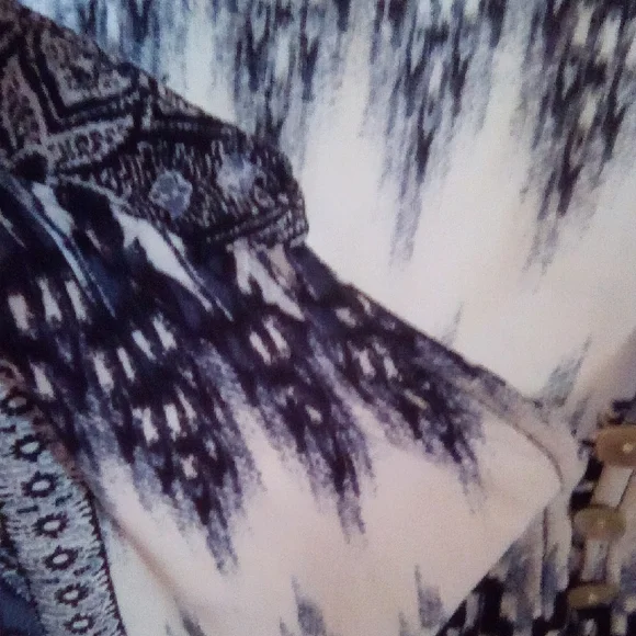 Fig and Flower Navy and Cream Paisley Blouse - Picture 4 of 13